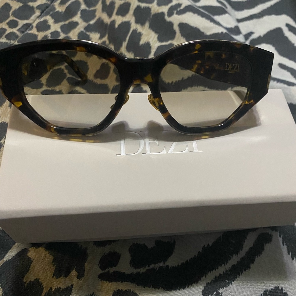 Dezi sunglasses “Charge It” in tort